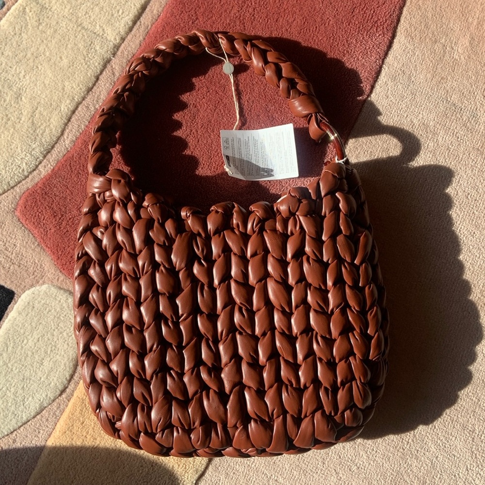 CHLOÉ
Wooden C woven shoulder bag